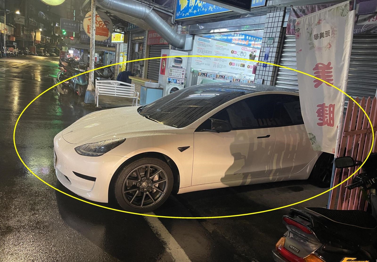 只要是不依道路順行方向緊靠路邊停放皆屬違規