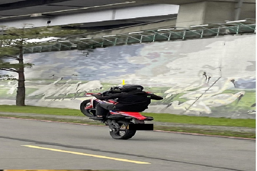 機車以單輪著地方式騎乘(1)